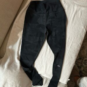 ALO women’s black camo leggings